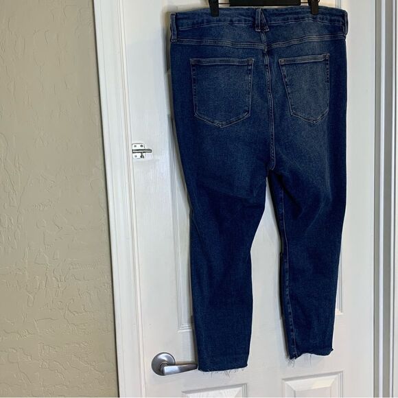 Good American Good Waist Crop Raw Edge Skinny Jeans Size 20 - Picture 10 of 10